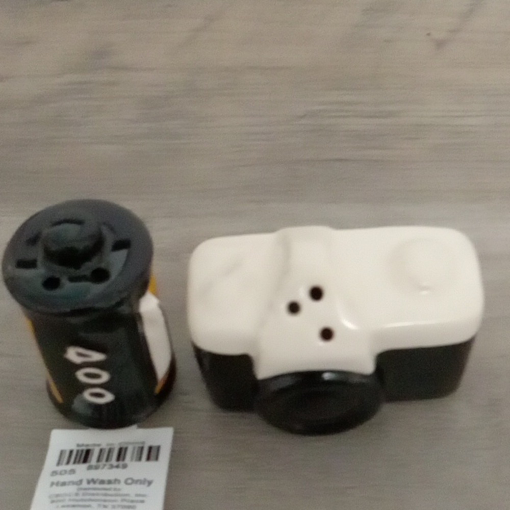 Cracker Barrel Salt & Pepper Set New - Picture 2 of 4